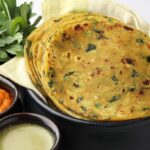 methi thepla with chutney.