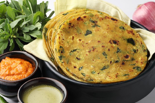 methi thepla with chutney.