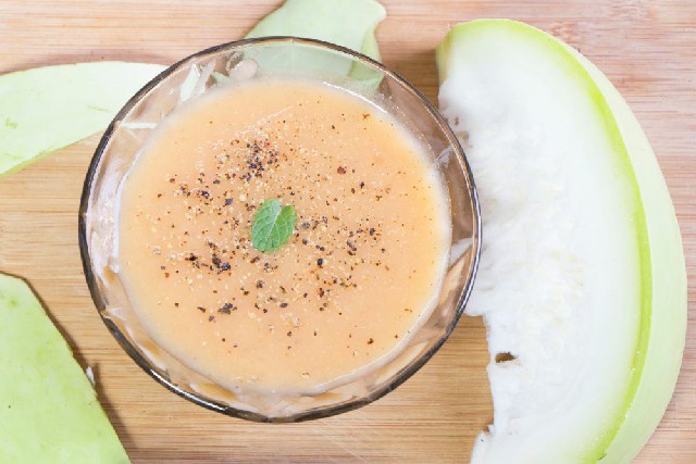 bottle gourd soup in bowl.