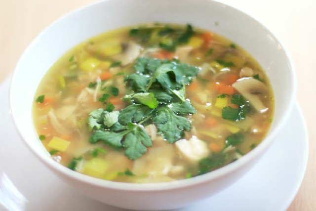 veg lung fung soup in white color bowl.