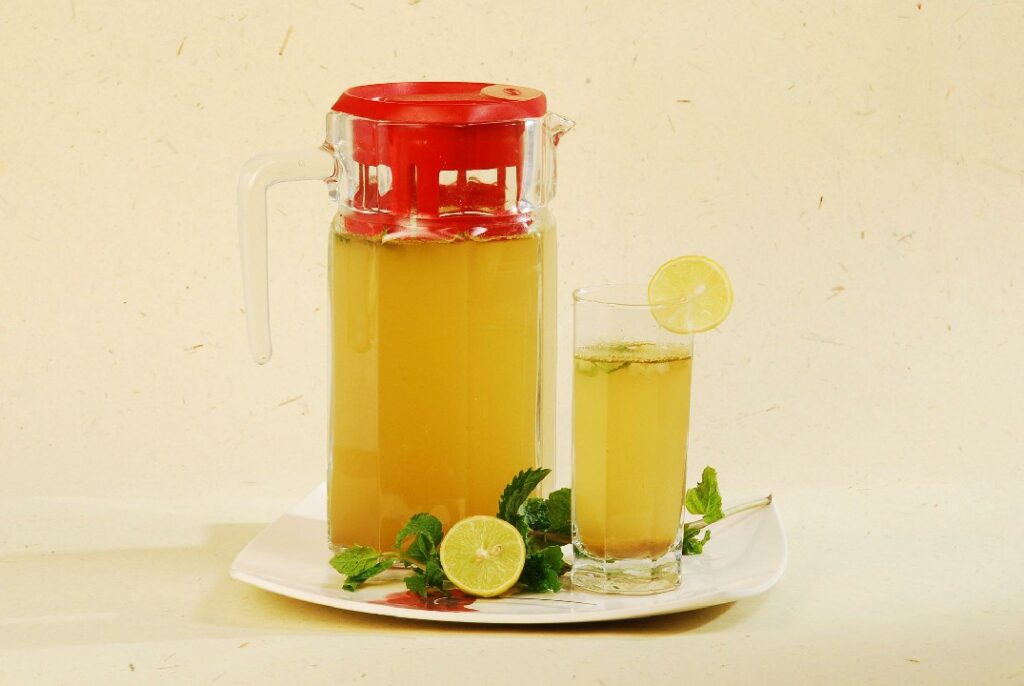 jeera soda in glass with lemon slice.