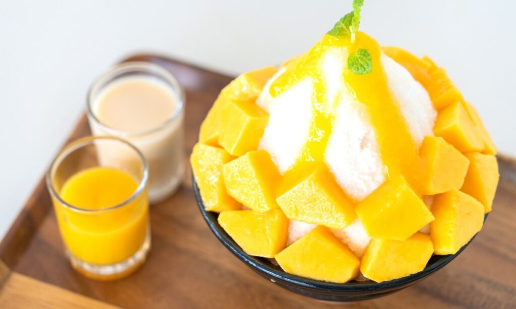 mango bingsu on tableware.