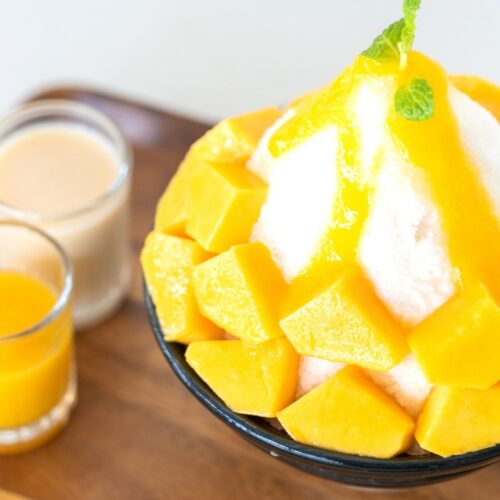 mango bingsu on tableware.