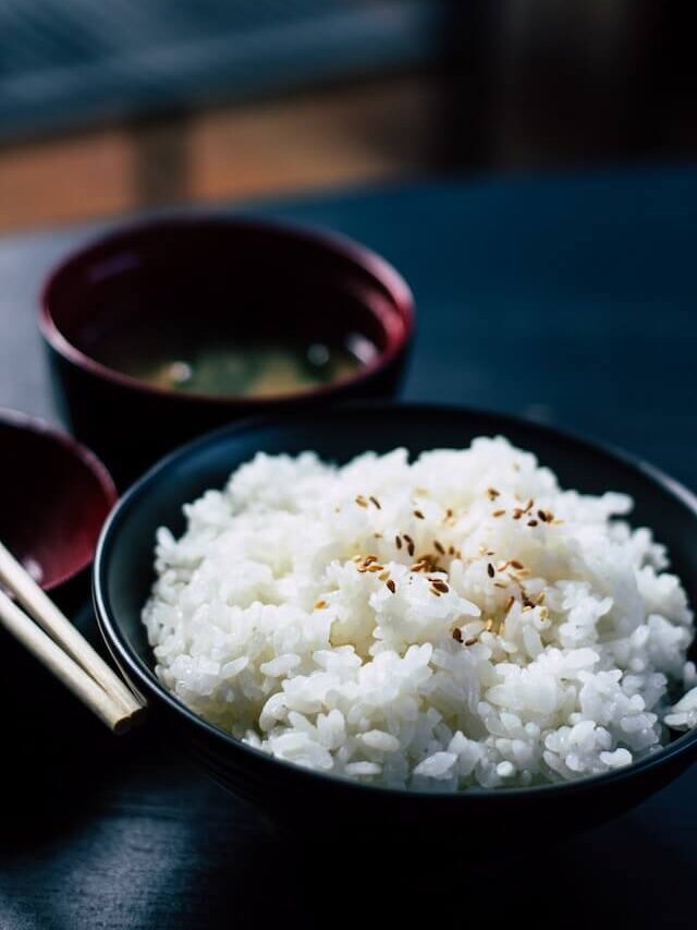rice in black color bowl.